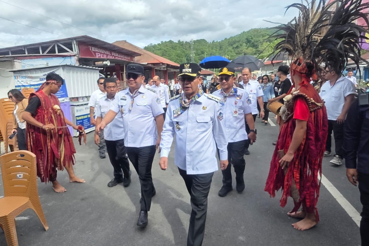 Foto: Wali kota dan wakil wali kota dan rombongan saat tiba di Boulevard Papusungan Lembeh Selatan tempat ibadah dilaksanakan.