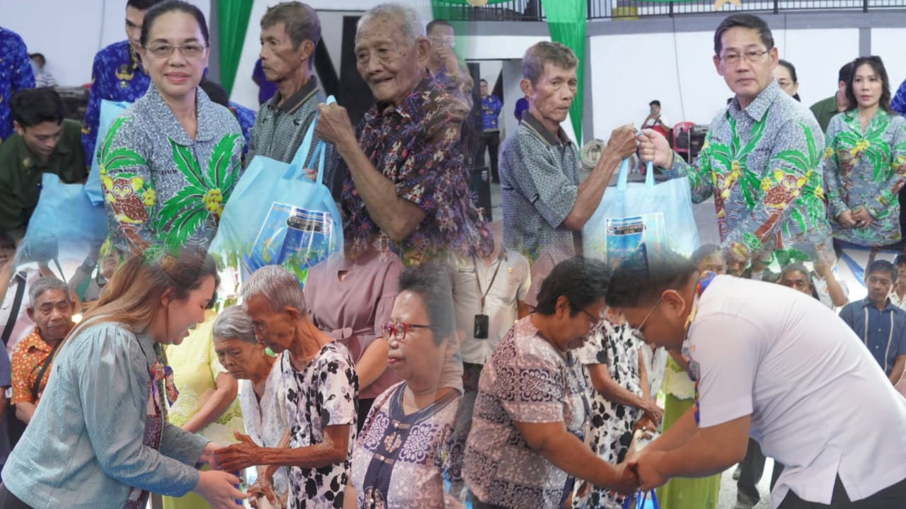 Foto: Pemerintah menyalurkan bantuan kepada para lansia kurang mampu dari delapan kecamatan. 