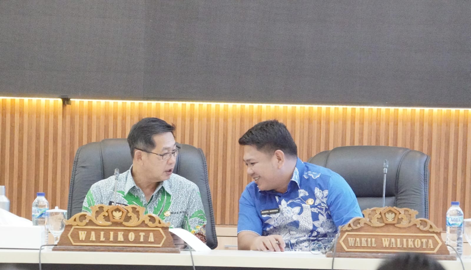 Rapat dipimpin langsung Wali Kota Hengky Honandar SE bersama Wakil Wali Kota Randito Maringka.