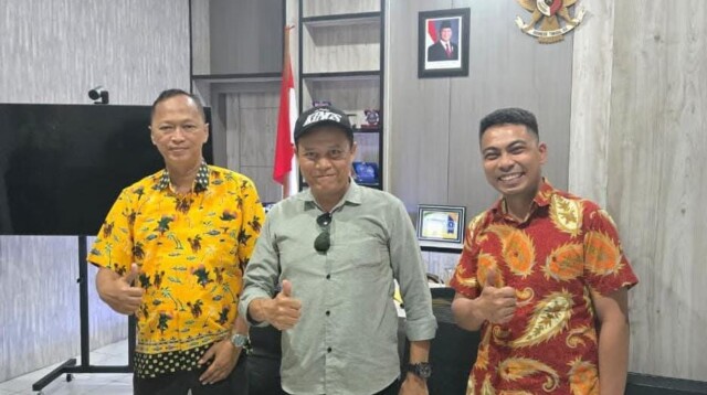 Puboksa Hutahaean (Tengah) diterima langsung oleh Kepala Kejaksaan Negeri Bitung, Bapak Krisna Pramono, S.H, ((Kanan) dan turut didampingi oleh Kepala Seksi Intelijen Kajari Bitung, Bapak Justisi Devli Wagiu, S.H., M.H. (kiri) (Foto.Ist)