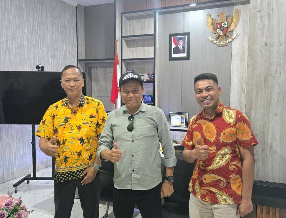 Puboksa Hutahaean (Tengah) diterima langsung oleh Kepala Kejaksaan Negeri Bitung, Bapak Krisna Pramono, S.H, ((Kanan) dan turut didampingi oleh Kepala Seksi Intelijen Kajari Bitung, Bapak Justisi Devli Wagiu, S.H., M.H. (kiri) (Foto.Ist)