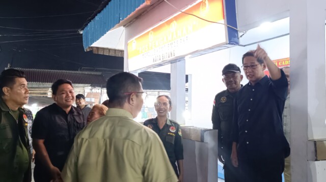 Walikota Bitung Hengky Honandar SE saat tinjau salah satu Pos Pengamanan yang ada di Pusat Kota. Sabtu, 13/12/2025.