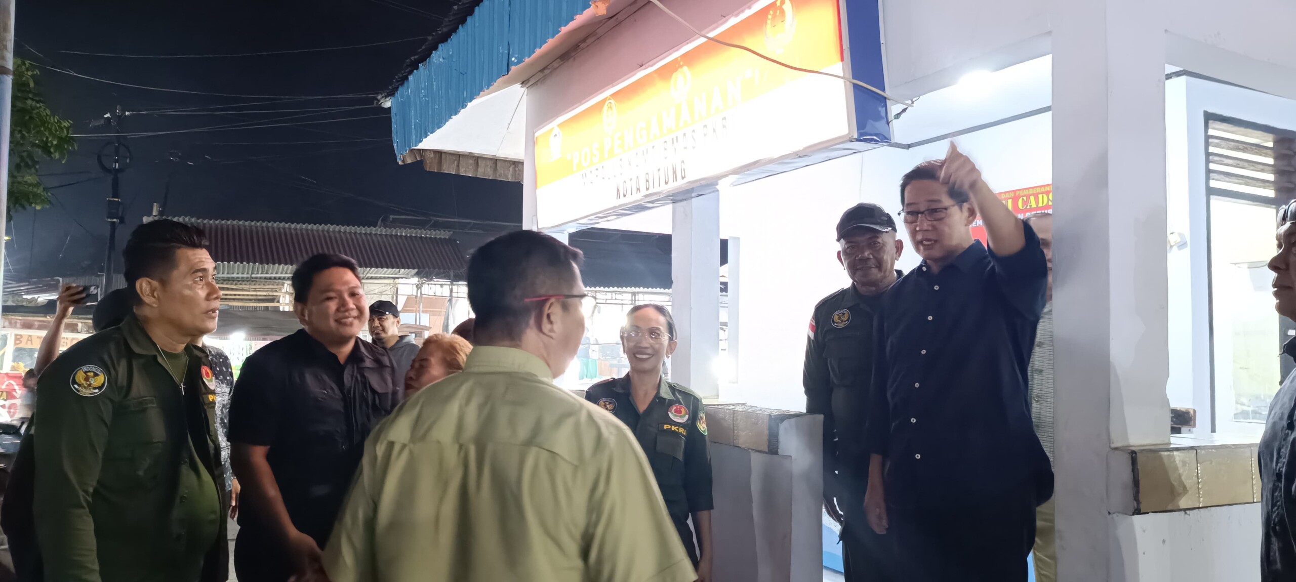 Walikota Bitung Hengky Honandar SE saat tinjau salah satu Pos Pengamanan yang ada di Pusat Kota. Sabtu, 13/12/2025.
