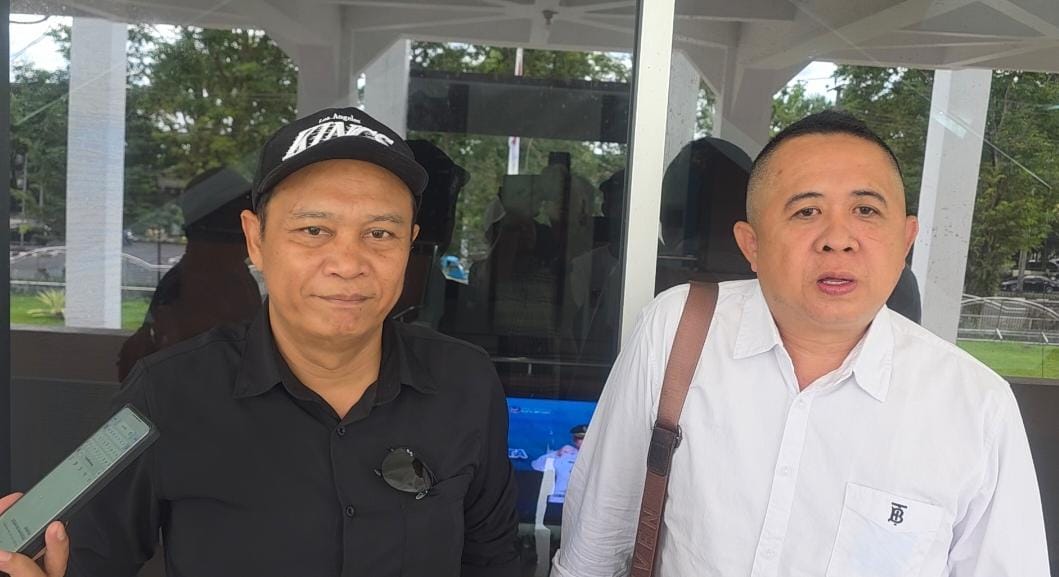 Ketua POLA Sulawesi Utara, Puboksa Hutahaean (kanan) bersama Konni Balamba (kiri). (Foto.Ist)