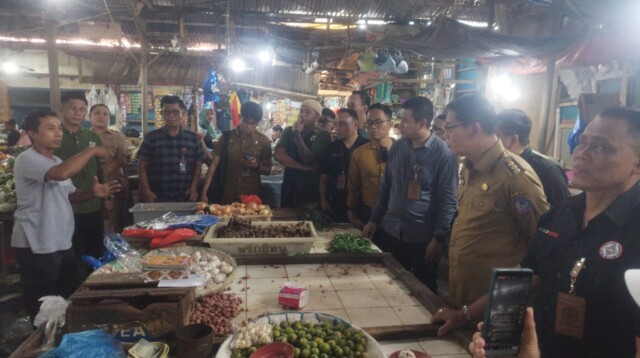 Wali Kota Bitung, Hengky Honandar, SE, turun langsung ke Pasar Winenet pada Selasa, 16 Desember 2025