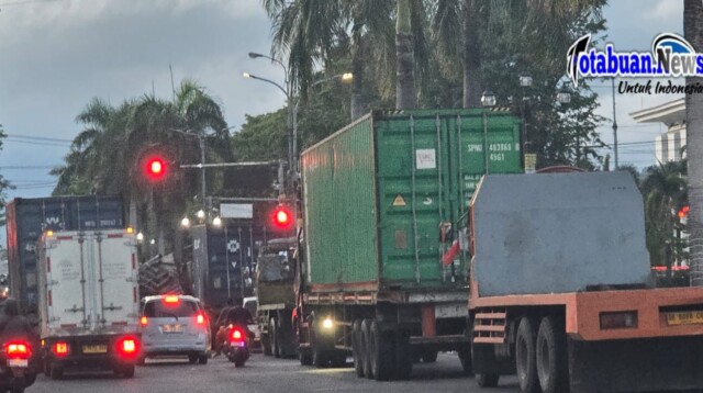 Truk bertonase besar berpelat nomor luar Provinsi Sulawesi Utara. Kamis, 18/12/2025.