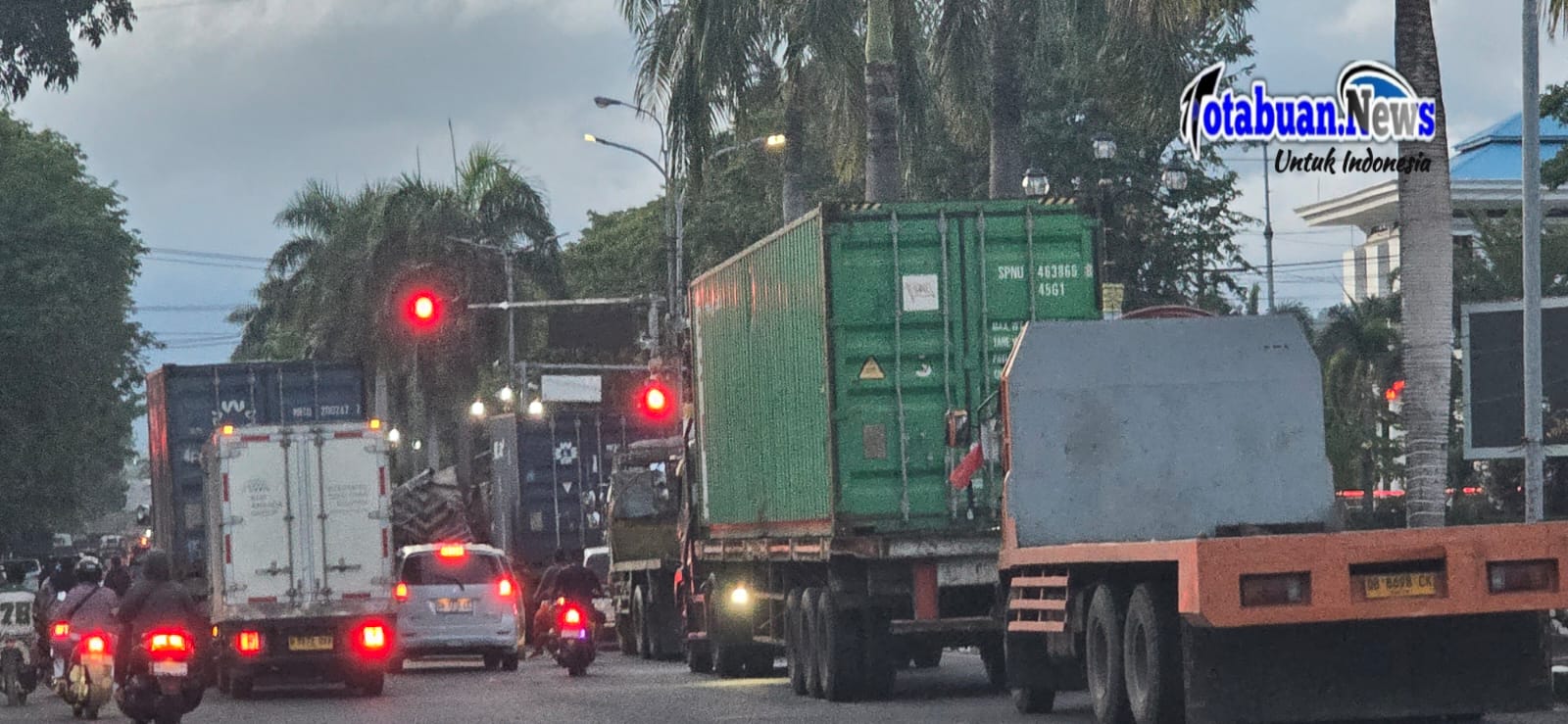 Truk bertonase besar berpelat nomor luar Provinsi Sulawesi Utara. Kamis, 18/12/2025.