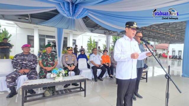 Wali Kota Bitung, Hengky Honandar, SE, saat menyampaikan sambutan pada Apel Gelar Pasukan Kesiapsiagaan Natal 2025 dan Tahun Baru 2026 yang dilaksanakan pada Senin, 15 Desember 2025