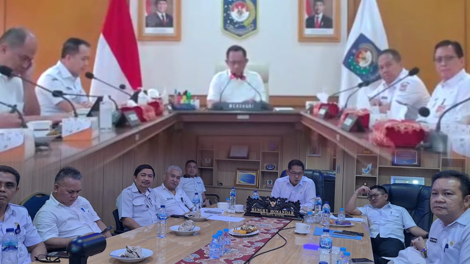 Hengky Honandar SE didampingi oleh Sekretaris Daerah Ignatius Rudy Theno, Sekretaris Badan Keuangan Riano Senduk, Inspektur Rayne Suak, Kepala Dinas Kominfo Altin Tumengkol. Mengikuti Zoom bersama Menteri Dalam Negeri Tito Karnavian.