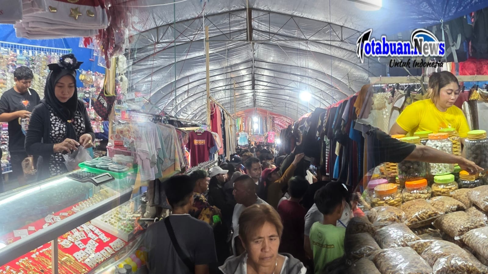 Pasar Senggol Kota Bitung dipadati pengunjung.