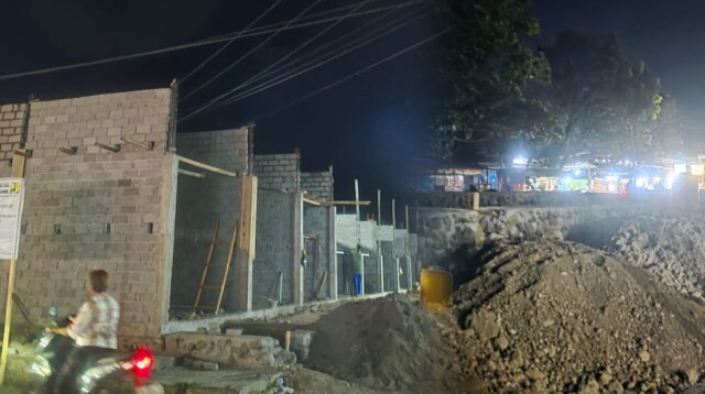 Akses Jalan yang tertutup tumpukan pasir.