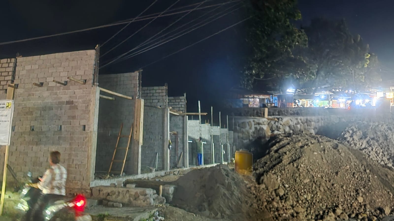 Akses Jalan yang tertutup tumpukan pasir.