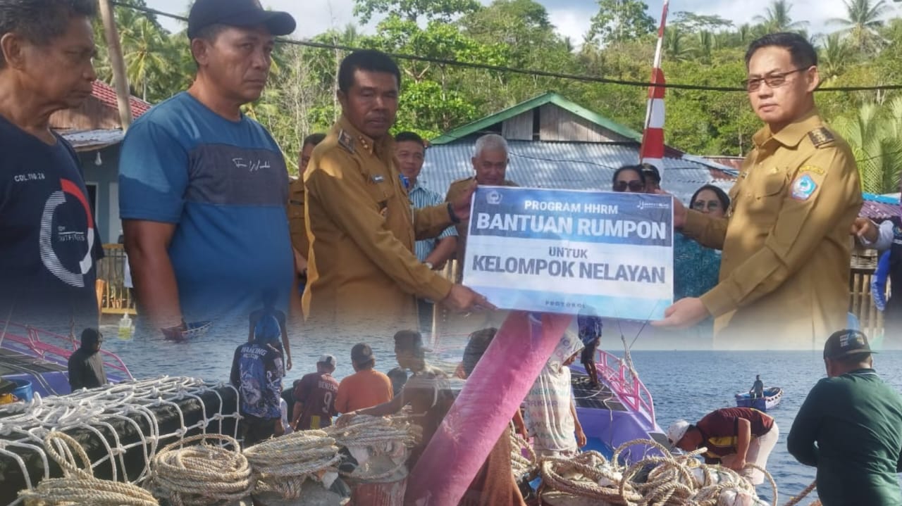 Penyerahan bantuan dilakukan secara simbolis oleh Wali Kota Bitung, Hengky Honandar, SE, didampingi Ketua TP PKK Kota Bitung, Ny. Ellen Honandar Sondakh SE.