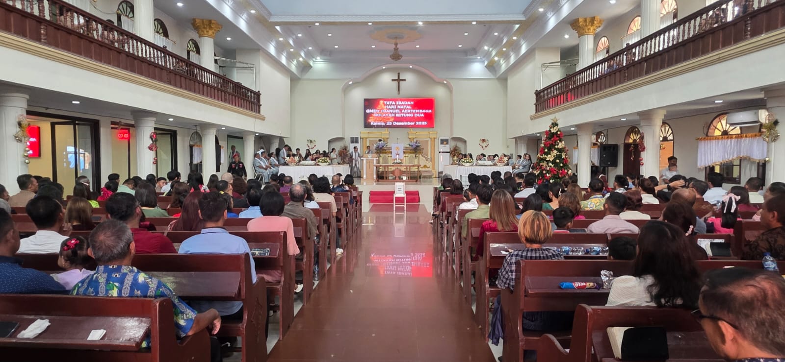 Ibadah Perayaan Natal Yesus Kristus di Gereja Emanuel Aertembaga, Kecamatan Aertembaga. Kamis, 25/12/2025.