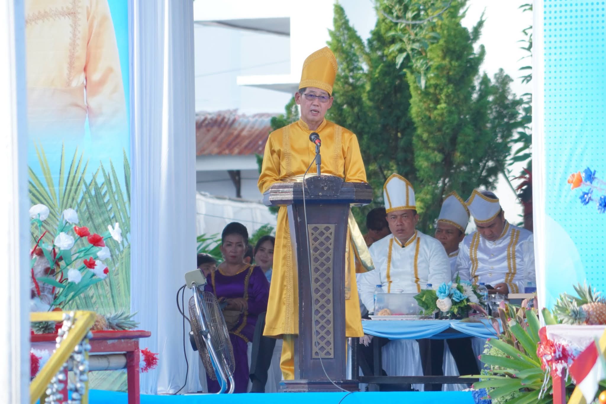 Wali Kota Bitung Hengky Honandar SE