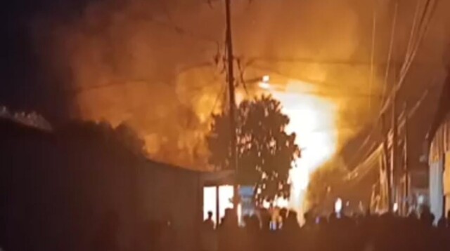 Peristiwa kebakaran terjadi pada Jumat malam sekitar (jam 20:15), 2 Januari 2026, di Kelurahan Aertembaga Satu, Kecamatan Aertembaga.