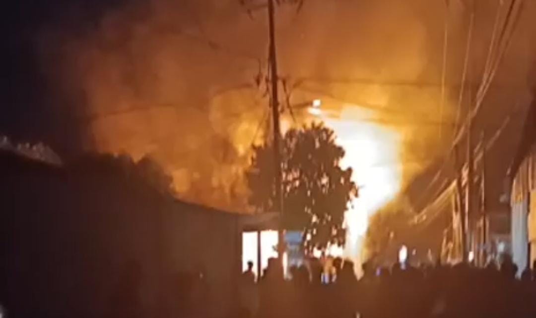 Peristiwa kebakaran terjadi pada Jumat malam sekitar (jam 20:15), 2 Januari 2026, di Kelurahan Aertembaga Satu, Kecamatan Aertembaga.