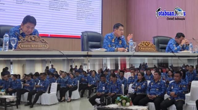 Rapat Kerja Perdana yang dipimpin langsung oleh Wali Kota Bitung Hengky Honandar SE, di Ruang S.H. Sarundajang, Senin, 05/01/2026