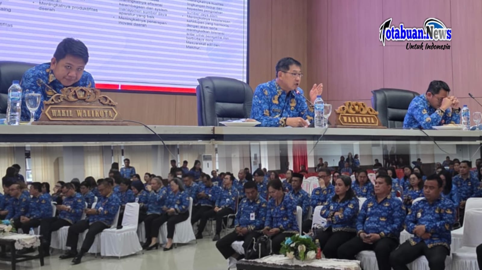 Rapat Kerja Perdana yang dipimpin langsung oleh Wali Kota Bitung Hengky Honandar SE, di Ruang S.H. Sarundajang, Senin, 05/01/2026