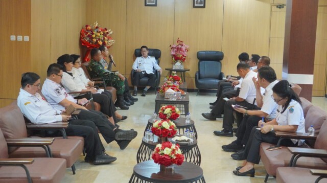 Wali Kota Bitung, Hengky Honandar, SE, Memimpin rapat koordinasi terkait penyaluran bantuan yang berlangsung di Merdeka Lounge.