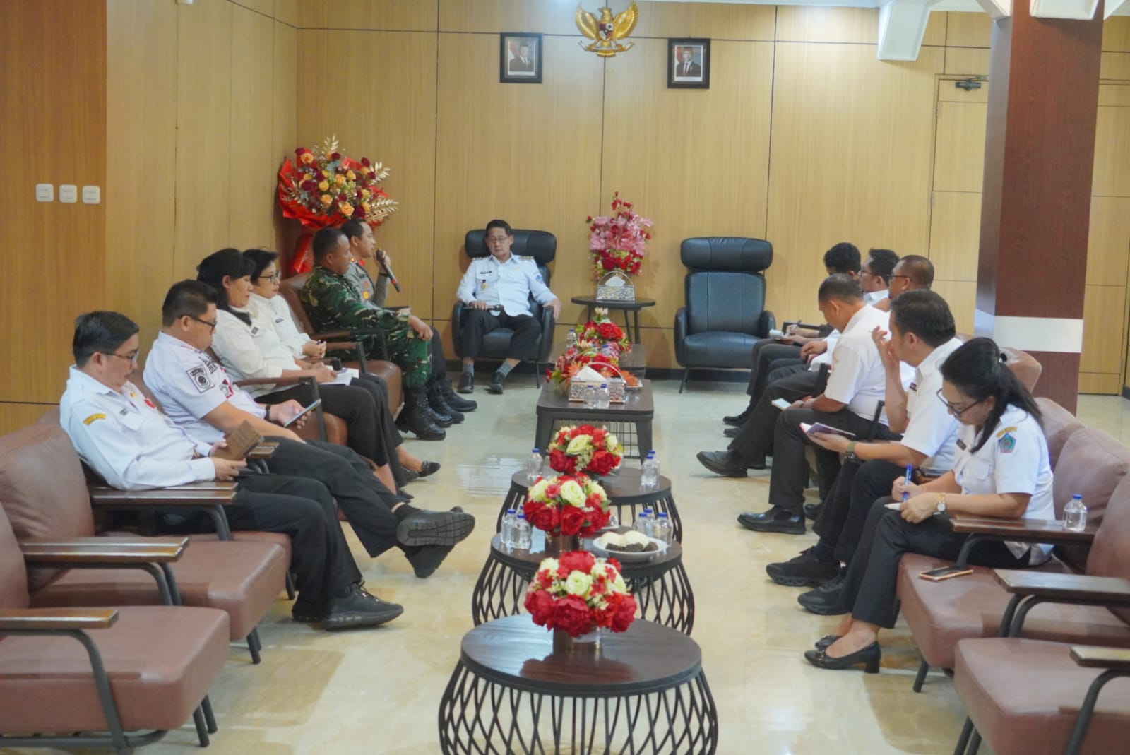 Wali Kota Bitung, Hengky Honandar, SE, Memimpin rapat koordinasi terkait penyaluran bantuan yang berlangsung di Merdeka Lounge.
