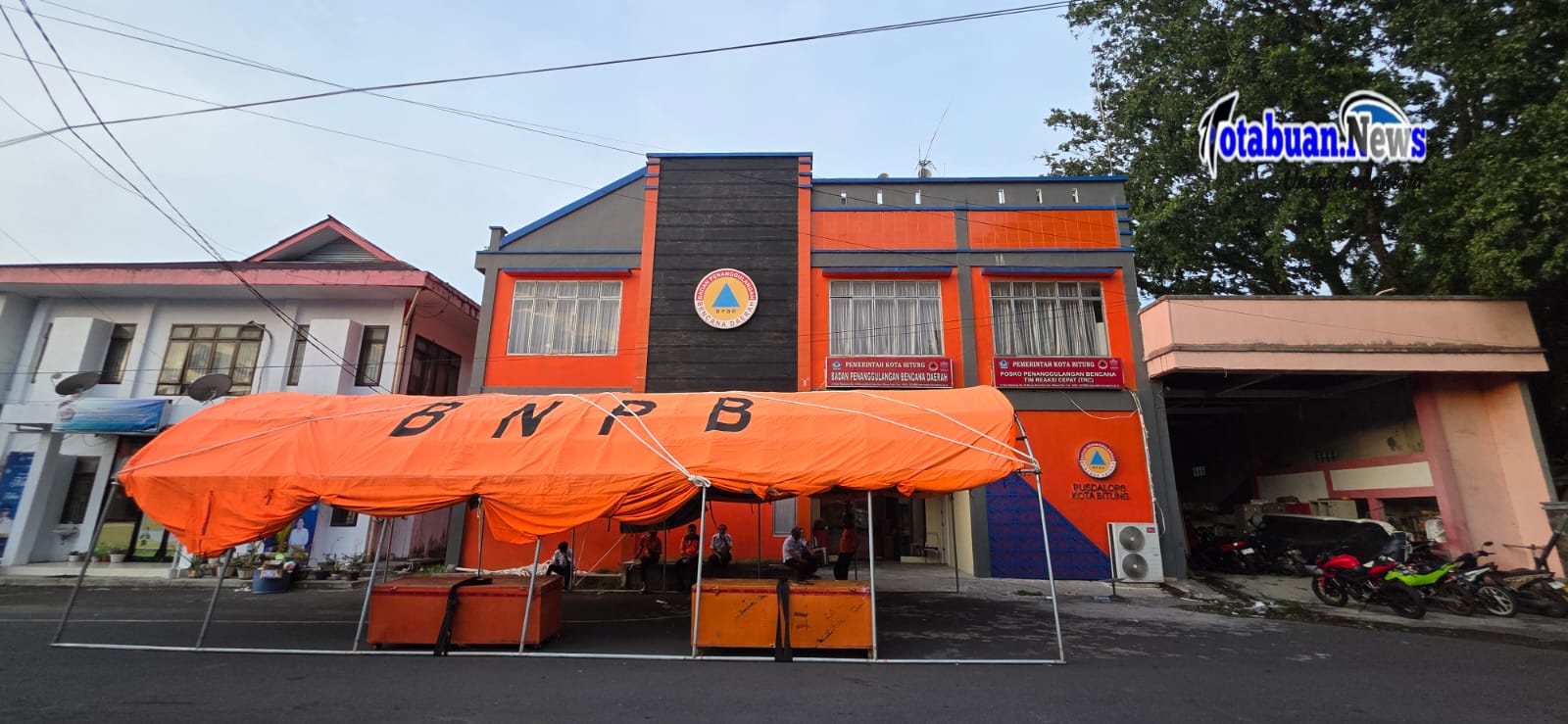 Posko bantuan dipusatkan di Kantor Badan Penanggulangan Bencana Daerah (BPBD) Kota Bitung dan dijadwalkan menerima bantuan hingga 18 Januari 2026.