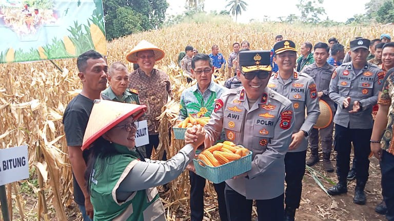 Wakil Kepala Kepolisian Daerah Sulawesi Utara Brigjen Pol. Awi Setiyono, S.I.K., M.Hum, didampingi Wali Kota Bitung Hengky Honandar, S.E., jajaran Pejabat Utama Polda Sulut dan Kapolres Bitung AKBP Albert Zai, S.I.K., M.H, Unsur TNI, pemerintah daerah, instansi vertikal, serta para pemangku kepentingan lainnya.