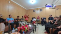 IMG-20260109-WA0038 Pertemuan wartawan Kota Bitung dengan Wali Kota Hengky Honandar dan Wakil Wali Kota Randito Maringka di Merdeka Lounge, Jumat (9/1/2026) siang.
