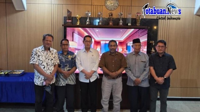 Foto Bersama Walikota Bitung Hengky Honandar SE. Jumat, 9/1/2026. (Foto.mirawan)