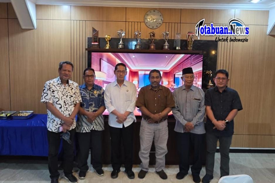 Foto Bersama Walikota Bitung Hengky Honandar SE. Jumat, 9/1/2026. (Foto.mirawan)