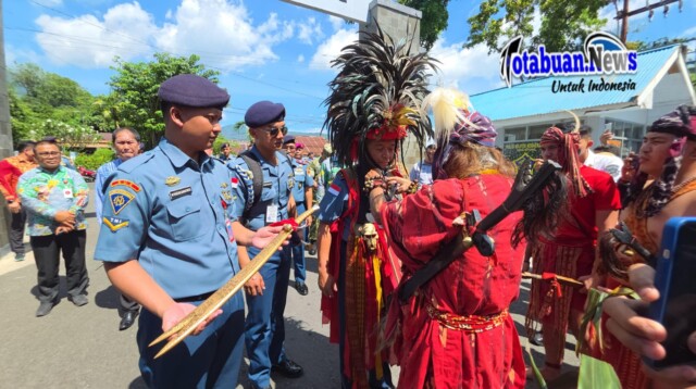 Pengukuhan Laksamana Muda TNI Dery Triesananto Suhendi, S.E., M.Tr.Opsla., selaku Dankodaeral VIII Manado, sebagai Warga Adat Sulawesi Utara, Kamis (15/1/2026).