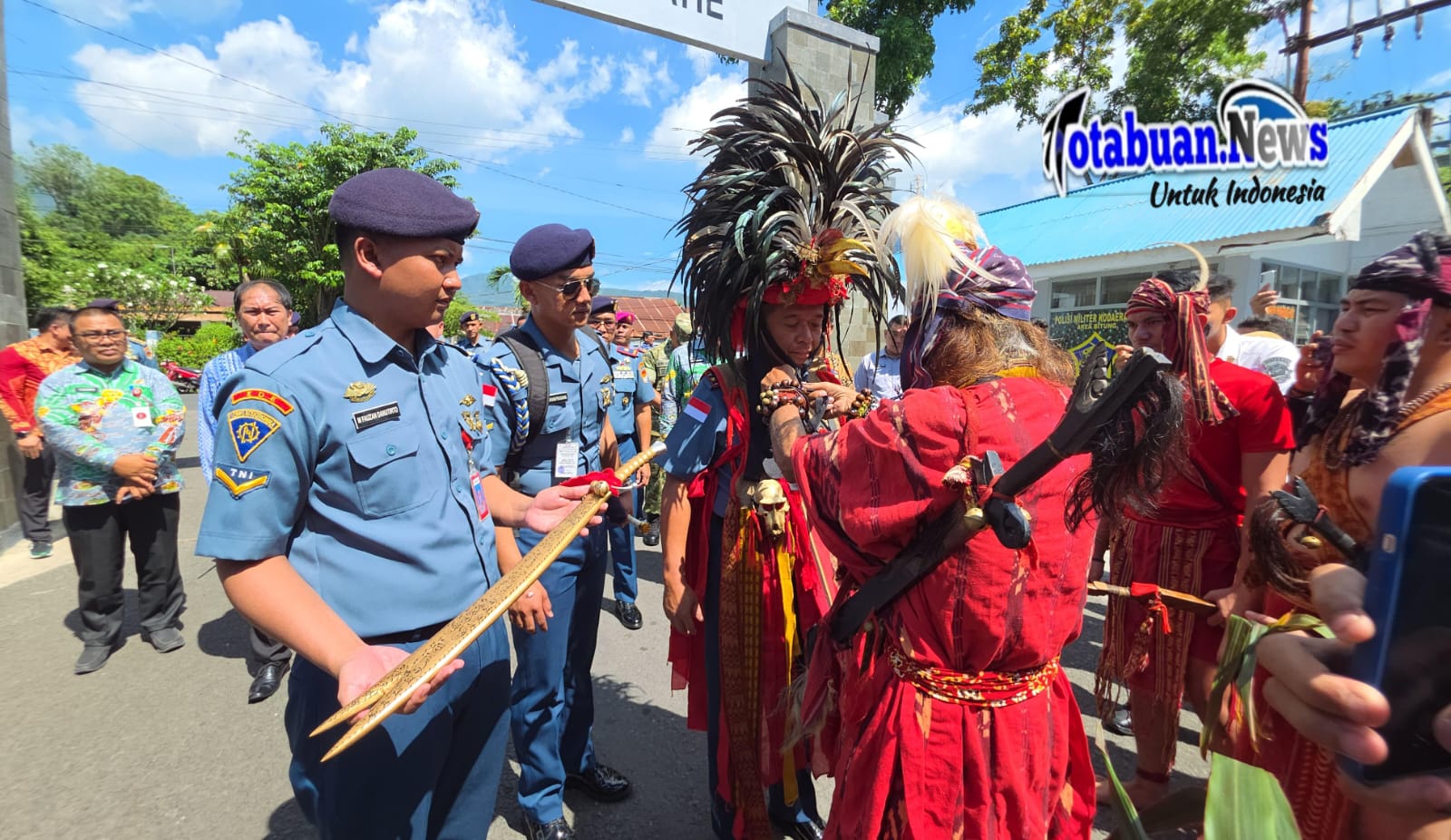 Pengukuhan Laksamana Muda TNI Dery Triesananto Suhendi, S.E., M.Tr.Opsla., selaku Dankodaeral VIII Manado, sebagai Warga Adat Sulawesi Utara, Kamis (15/1/2026).