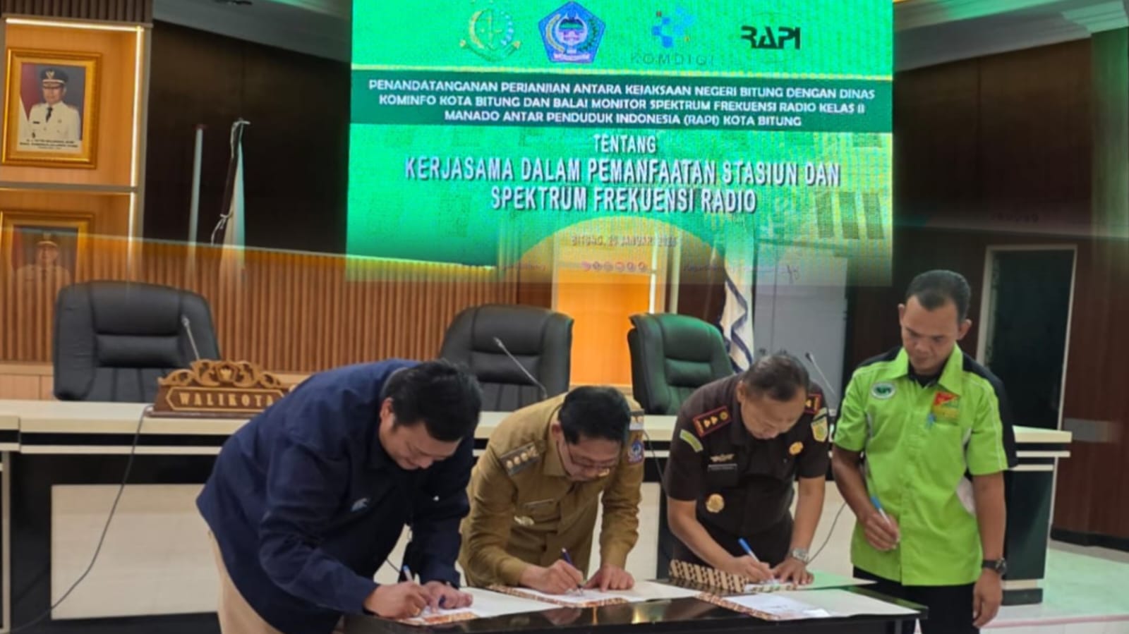 Penandatanganan MoU yang berlangsung di Ruang Rapat Lantai 4 Kantor Wali Kota Bitung ini turut disaksikan langsung oleh Wali Kota Bitung, Hengky Honandar, SE.