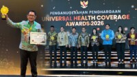 Sekkot Bitung Ign Rudy Theno (Pinggir Memegang penghargaan UHC) di sela kegiatan UHC Award 2026.(Dok Istimewa)