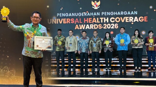 Sekkot Bitung Ign Rudy Theno (Pinggir Memegang penghargaan UHC) di sela kegiatan UHC Award 2026.(Dok Istimewa)