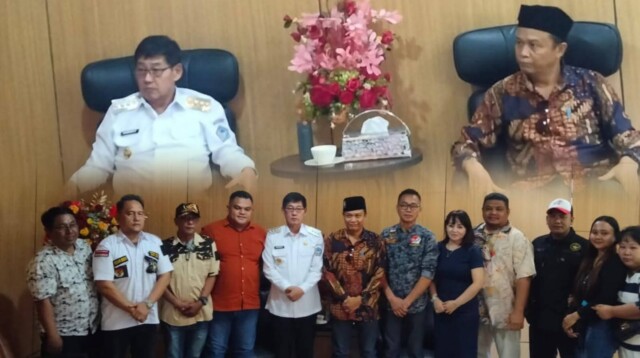 Persatuan Organisasi Lintas Agama Adat dan Agama (POLA) Kota Bitung menggelar pertemuan silaturahmi bersama Wali Kota Bitung, Hengky Honandar, SE,