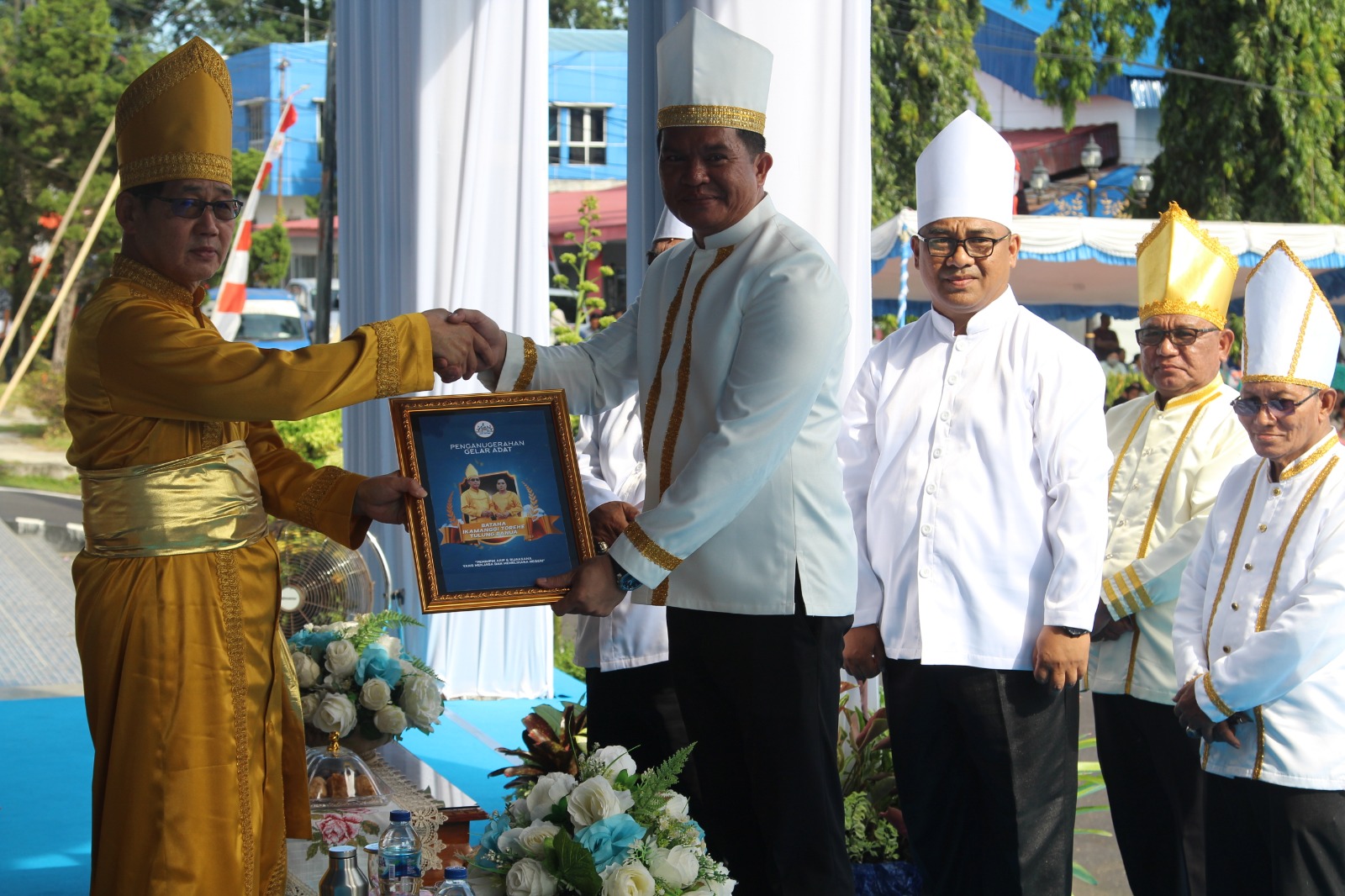 Wali Kota Hengky Honandar dianugerahi Gelar Adat “Bataha Ikamanggi Torehe Tulung Banua”