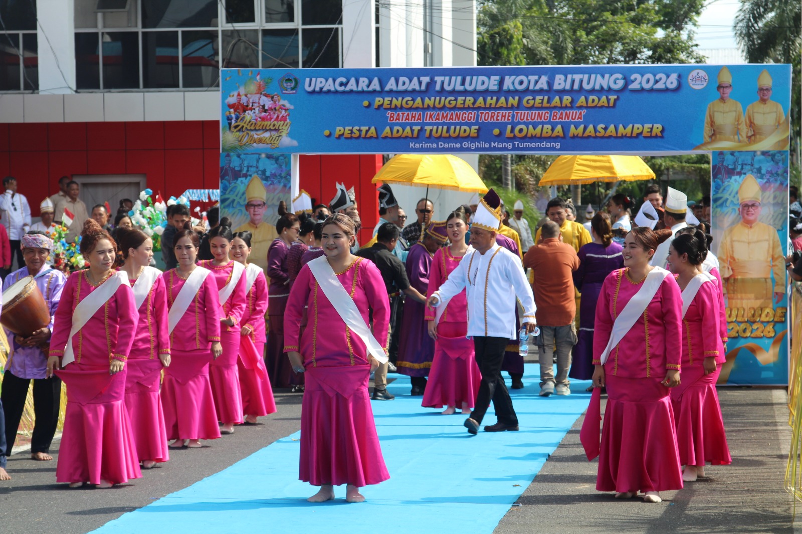 Tarian Penyambutan Walikota dan Wakil Walikota Bitung bersama tamu, di acara Tulude 2026