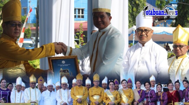 Ketua Panitia Tulude 2026 Alfred Salindeho SE MM, Serahkan gelar adat dari Dewan Pengurus Ikatan Kekeluargaan Sitaro, Sangihe dan Talaud (IKSSAT) Kota Bitung kepada Hengky Honandar SE.