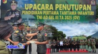 Penerimaan ijazah, pengalungan medali, serta penandatanganan sumpah prajurit yang diserahkan oleh Kasdam XIII/Merdeka, Brigjen TNI Yustinus Nono Yulianto, S.E., M.Si.,