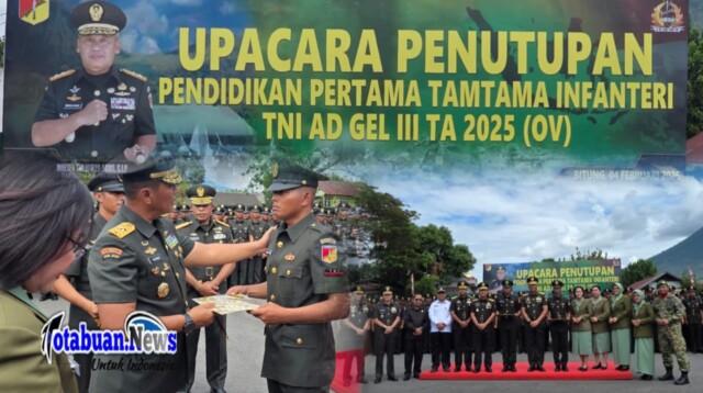 Penerimaan ijazah, pengalungan medali, serta penandatanganan sumpah prajurit yang diserahkan oleh Kasdam XIII/Merdeka, Brigjen TNI Yustinus Nono Yulianto, S.E., M.Si.,