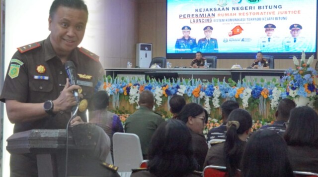 Kepala Kejaksaan Tinggi (Kejati) Sulawesi Utara, Jacob Hendrik Pattipeilohy, S.H., M.H., Saat memberikan sambutan yang berlangsung di Aula S.H. Sarundajang, Kantor Wali Kota Bitung, Kamis (12/2/2026).