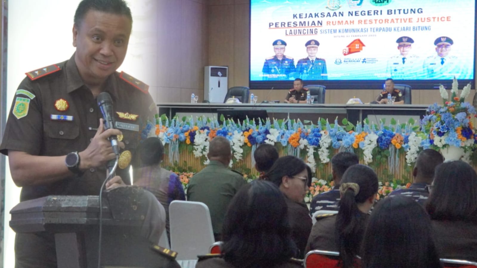 Kepala Kejaksaan Tinggi (Kejati) Sulawesi Utara, Jacob Hendrik Pattipeilohy, S.H., M.H., Saat memberikan sambutan yang berlangsung di Aula S.H. Sarundajang, Kantor Wali Kota Bitung, Kamis (12/2/2026).