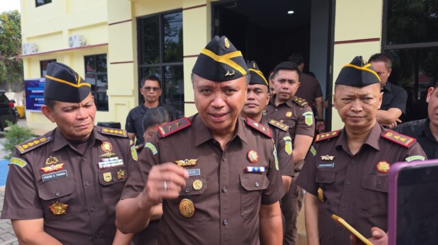 Kepala Kejaksaan Tinggi (Kejati) Sulawesi Utara, Jacob Hendrik Pattipeilohy, S.H., M.H. (Tengah) yang di dampingi Kolonel Laut (KH) Fredie Alexander Tamara, SH., MH. Asisten Tindak Pidana Militer (Aspidmil) Kejati Sulut (Kanan), dan Kepala Kejaksaan Negeri Bitung Krisna Pramono, S.H (Kiri)