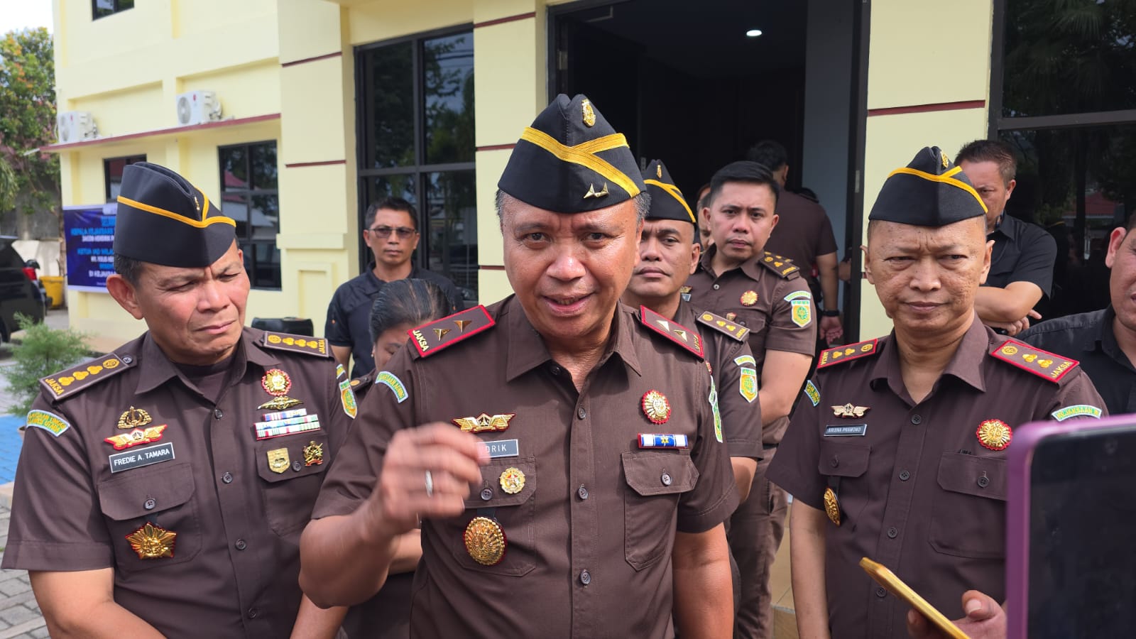 Kepala Kejaksaan Tinggi (Kejati) Sulawesi Utara, Jacob Hendrik Pattipeilohy, S.H., M.H. (Tengah) yang di dampingi Kolonel Laut (KH) Fredie Alexander Tamara, SH., MH. Asisten Tindak Pidana Militer (Aspidmil) Kejati Sulut (Kanan), dan Kepala Kejaksaan Negeri Bitung Krisna Pramono, S.H (Kiri)