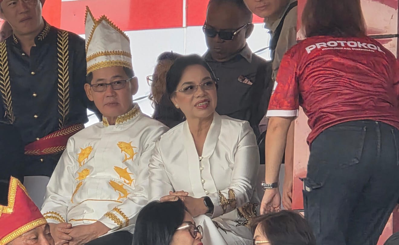 Wali Kota Bitung Hengky Honandar SE dan Istri Tercinta Ketua TP PKK Ny Ellen Honandar Sondakh SE.