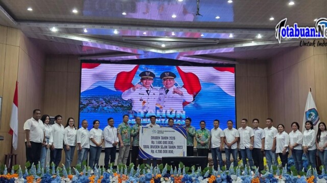 Di momen refleksi satu tahun kepemimpinan Wali Kota Hengky Honandar SE dan Wakil Wali Kota Randito Maringka S.Sos, perusahaan daerah ini sukses menyetor dividen fantastis sebesar Rp1,6 miliar kepada Pemerintah Kota Bitung. Jumat, 20/2/2026. (Foto.mirawan)