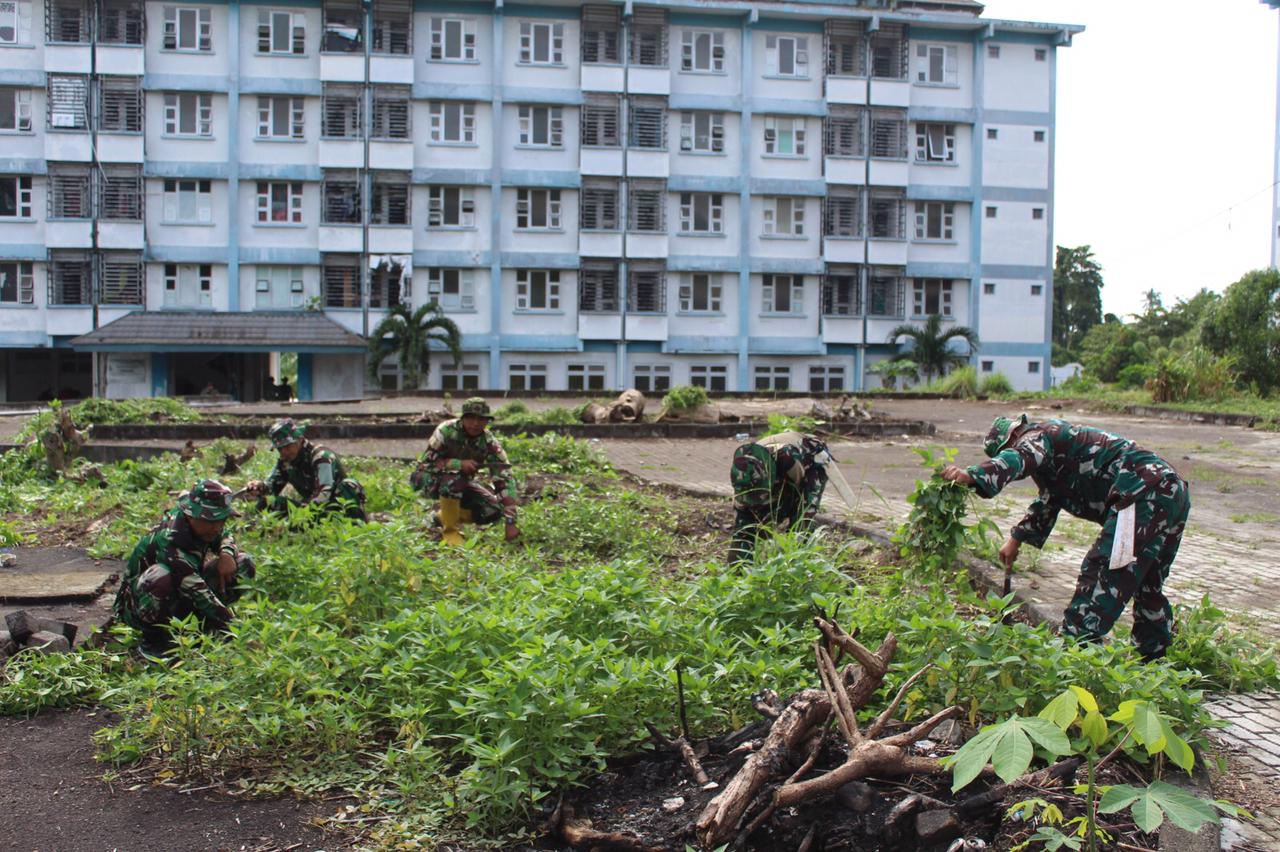 Personel Kodim 1310/Bitung kembali melaksanakan karya bakti pembersihan di kawasan Rusunawa Tangkoko, Kelurahan Manembo Nembo Tengah, Kecamatan Matuari, Kota Bitung, Sabtu (21/02/2026).