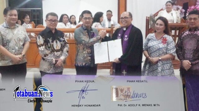 Kesepakatan tersebut ditandatangani langsung oleh Wali Kota Bitung Hengky Honandar SE bersama Ketua Sinode GMIM, Pdt Dr Adolf Wenas M.Th, di GMIM Tasik Tiberias Madidir, Minggu (22/2/2026),