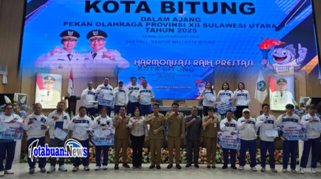 Penyerahan penghargaan tersebut berlangsung di SH Sarundajang Hall, Kantor Wali Kota Bitung, Senin (23/2/2026). Wali Kota Bitung, Hengky Honandar SE, hadir langsung didampingi Wakil Wali Kota Randito Maringka S.Sos, Sekretaris Daerah Ignatius Rudy Theno ST MT, serta Ketua Harian KONI Kota Bitung yang juga Anggota DPRD Provinsi Sulawesi Utara, Ruslan Abdul Gani.